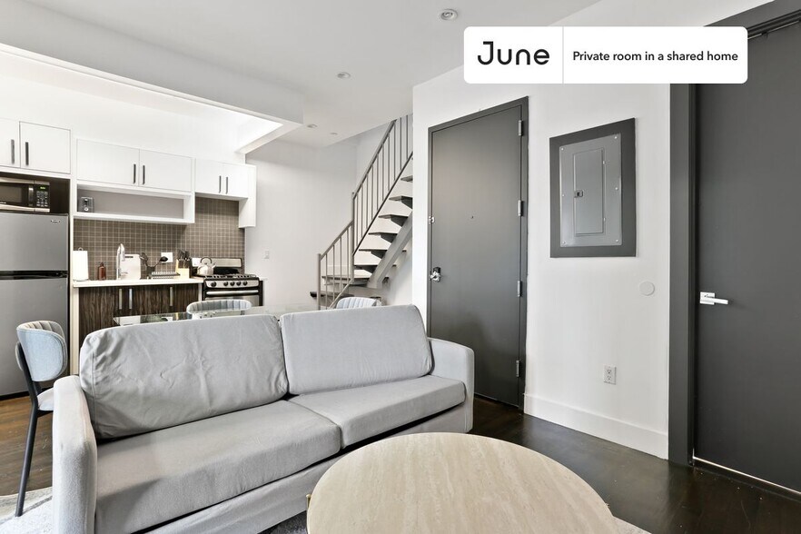 Building Photo - Private bedroom in 4 bed/2 bath Home