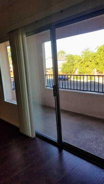 Building Photo - 1100 Rodeo Dr