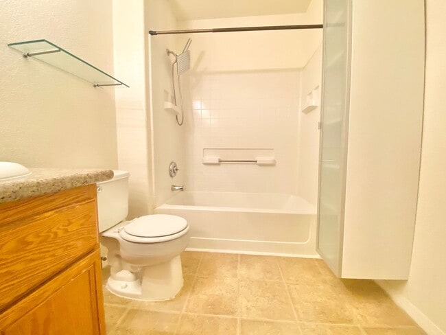 Building Photo - GORGEOUS 2 BEDROOM 2 BATH UPSTAIRS UNIT.