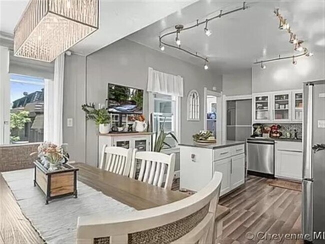 Building Photo - Cute, clean home
