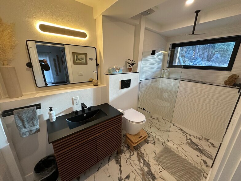 Building Photo - 230 Cyteworth Rd