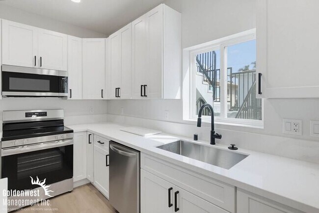 Building Photo - Beautifully Updated 1Bdm 1Ba Apartment with Private Rooftop Deck & Stunning Views!
