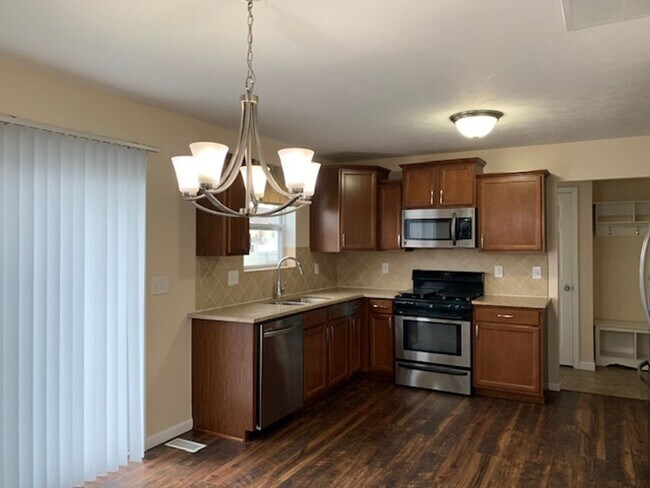 Building Photo - 4 BEDROOM 3 1/2 BATHROOM HOUSE FOR LEASE I...