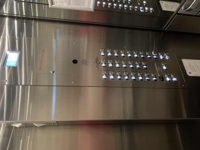 Building Photo - 1212 N La Salle Dr