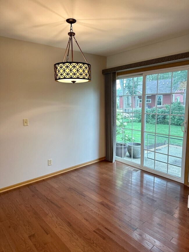 Building Photo - 7103 Hiawatha Dr