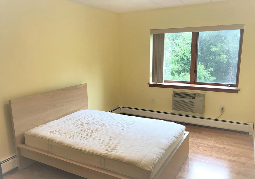 Bedroom - 180 Green St