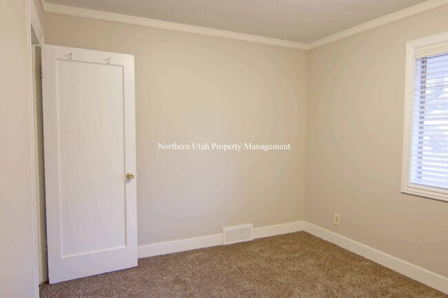 Building Photo - 2 Bed, 1 Bath Upper Unit