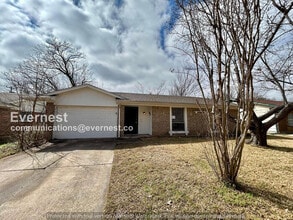 Building Photo - 3 Bed, 2 Bath Home with Fenced Yard & Garage / Pet-Friendly / Available Now!