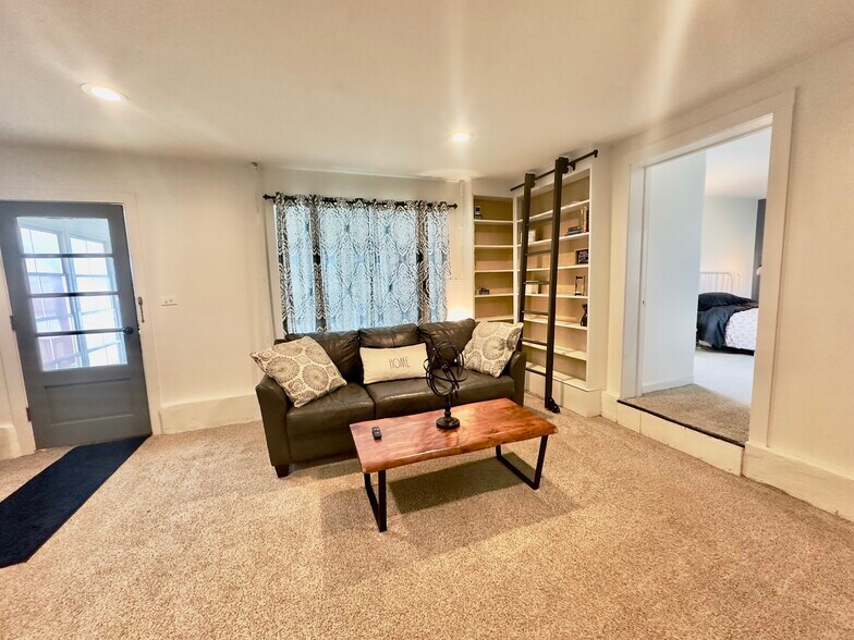 Building Photo - 9453 Maynard Dr