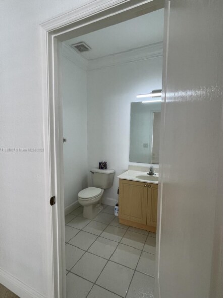 Building Photo - 3725 NE 10th Ct