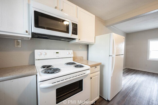 Building Photo - "Cozy 1-Bedroom Retreat: Perfectly Located Gem in Greenfield, IN!"