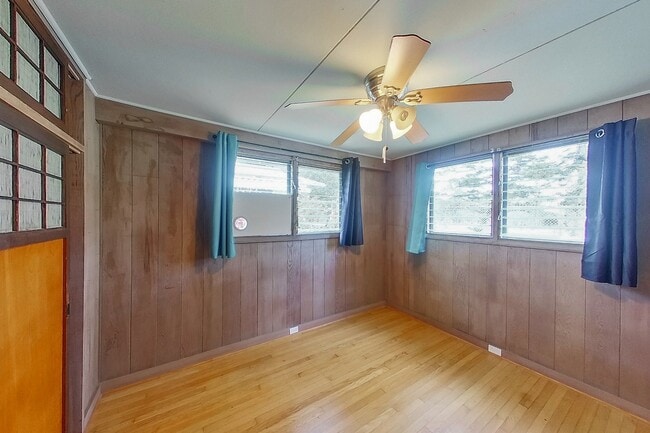 Building Photo - 2 Bed 1 Bath 1 Parking Apartment. 1 Year Lease.