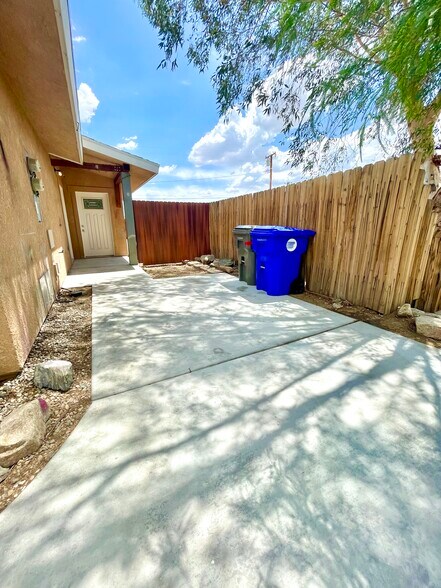 Building Photo - 6587 Oasis Ave