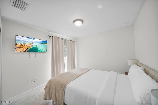 Building Photo - 901 Albany Ave