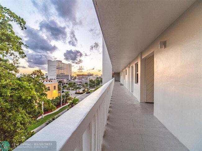 Building Photo - 2555 NE 11th St