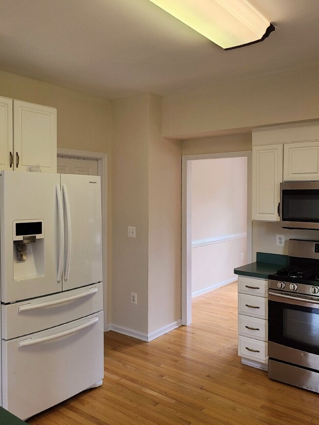 Building Photo - Hampton Oaks 4 BR Colonial with 1st Floor ...