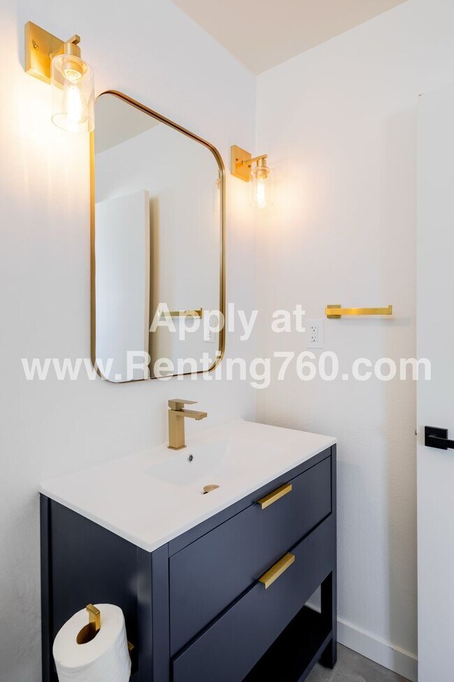 Building Photo - Modern Comfort in Scenic Landers