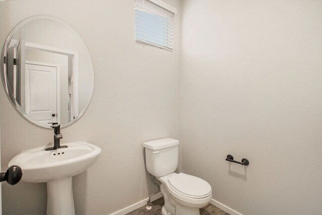 Building Photo - Stunning Home Built in 2022