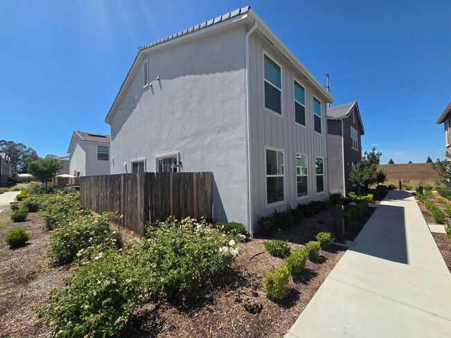 Building Photo - Beautiful 3 Bedroom 2.5 Bath Home in Gated Community