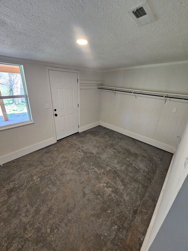 Building Photo - 3-Bedroom 2 Bath, 2-story home ready for you to call home with move in special pricing!