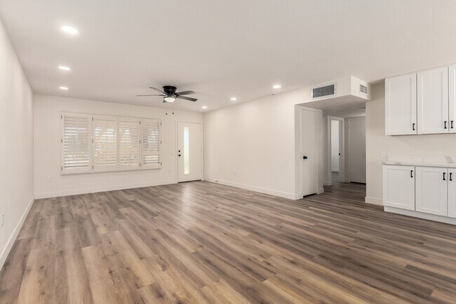 Building Photo - 17615 N Whispering Oaks Dr