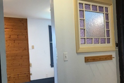 window highlight. - 15 Congdon Ave