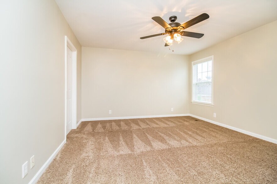 Building Photo - 2910 Iona Dr