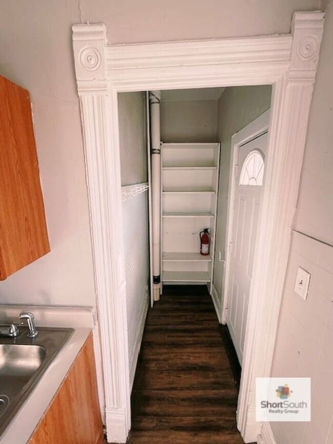 Building Photo - Updated 1 Bed 1 Bath main floor unit