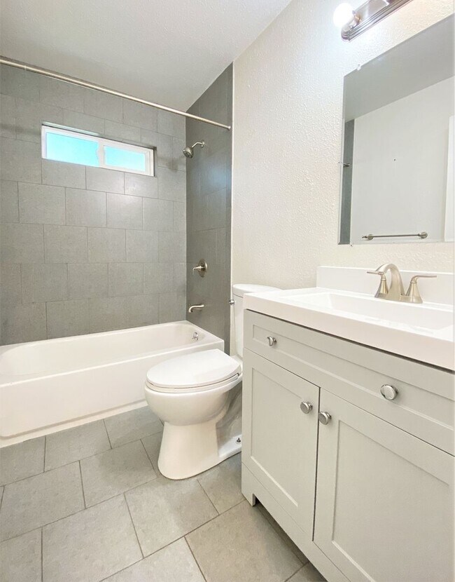 Building Photo - Beautifully updated 2 bed/1 bath Duplex in Redwood City with yard Available NOW!