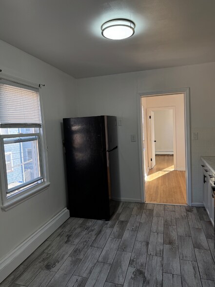 Building Photo - 10 Maolis Ave