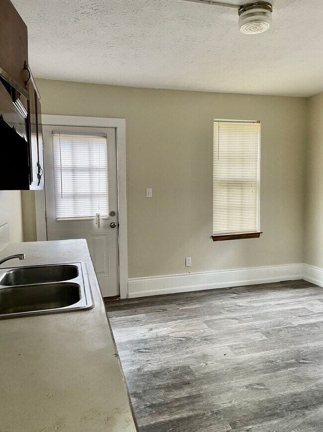 Building Photo - 202 Lincoln Ave NW