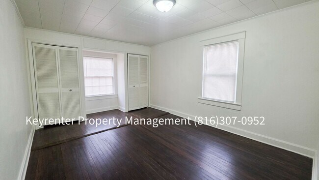 Building Photo - 1512 W College St