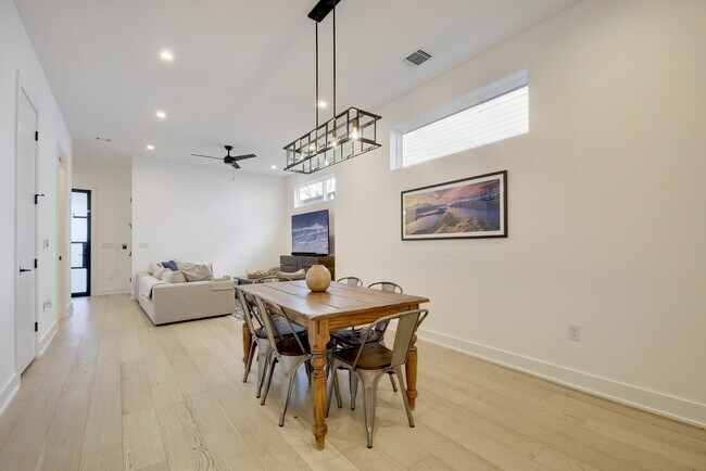 Building Photo - 1411 Cometa St