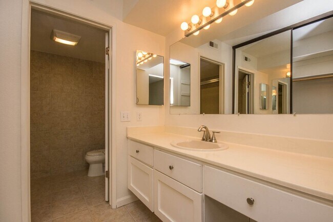 Building Photo - 3 Bedroom La Costa Home!