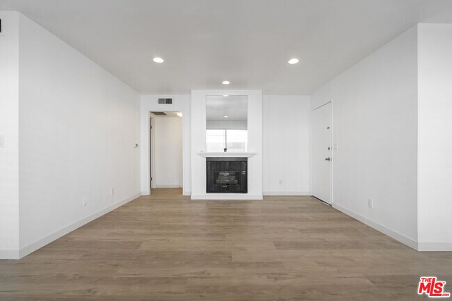 Building Photo - 13046 Moorpark St