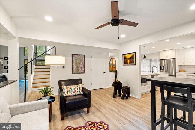 Building Photo - 2120 S Bay Ln