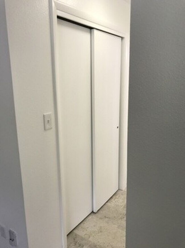Building Photo - Studio Apartment - Available August 18th