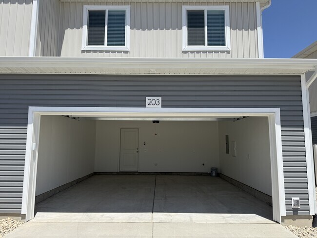 Building Photo - 203 E Arcade Dr