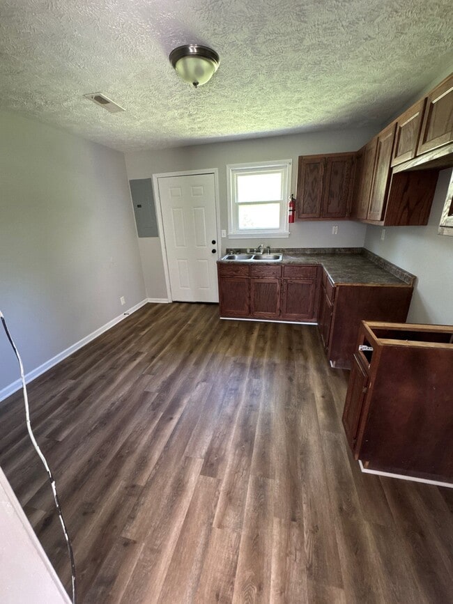 Building Photo - 920 N Monroe Ave