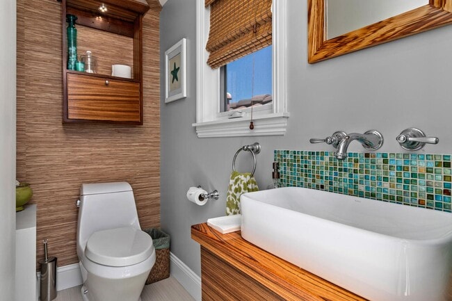 Building Photo - Prestigious Ocean View Retreat – Fully Rem...