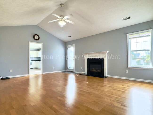 Building Photo - 3BR/2FB.$2200 per month