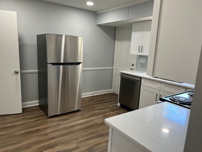 Building Photo - Renovated Rambler Close to METRO, Parks, &...
