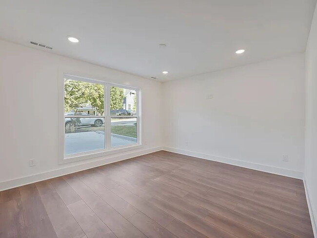 Building Photo - "Spacious 4-Bed Townhouse Oasis in Nashville – 2,500 Sq. Ft. of Modern Comfort!"