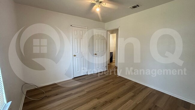 Building Photo - 807 Cavalier Dr