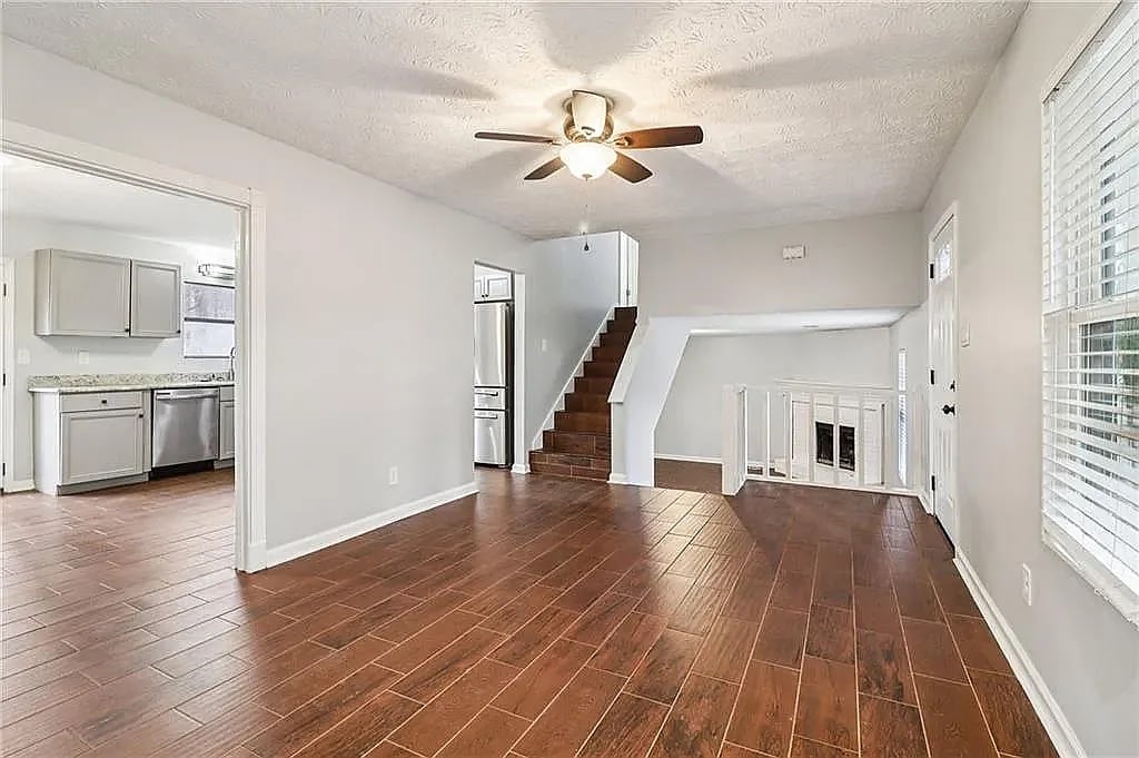 Building Photo - Room in House on Alicia Ct