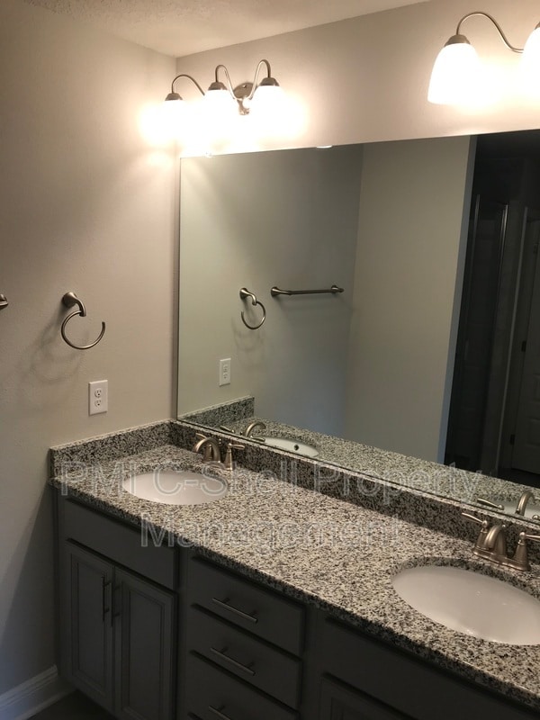 Building Photo - 357 S E St