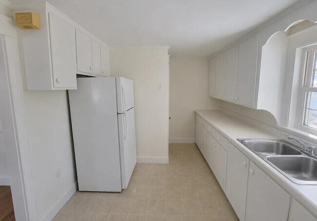 Building Photo - 73 Clemons St