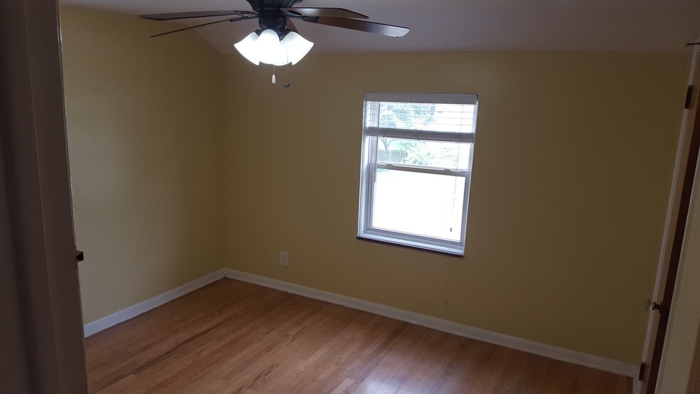 320 Parkview Bedroom - 320 Parkview Dr
