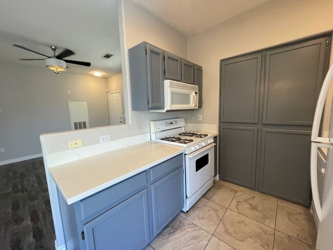 Building Photo - 2 Bedroom Summerlin Condo - Gated community
