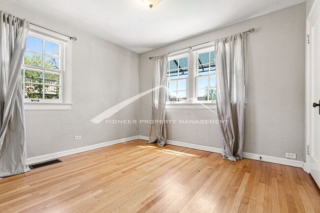 Building Photo - Beautiful Home With Central A/C and Enclosed Backyard